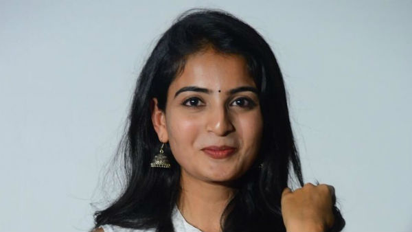 మల్లేశం భార్యతో పవన్ కళ్యాణ్