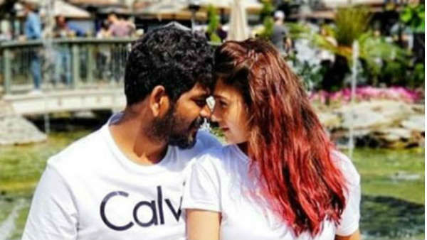 ప్రియుడితో చెట్టాపట్టాల్..