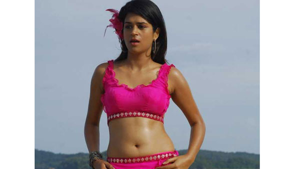 చేతిలో మొబైల్..