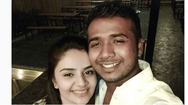 రాహుల్ను హగ్ చేసుకుని ఉన్న ఫోటో..