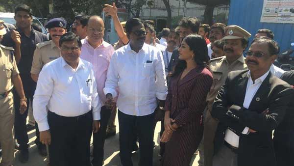 మంత్రి పువ్వాడ అజయ్.. వెనుక సీట్లో యంగ్ హీరోయిన్