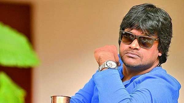 పోస్టర్లతో పోటీ..