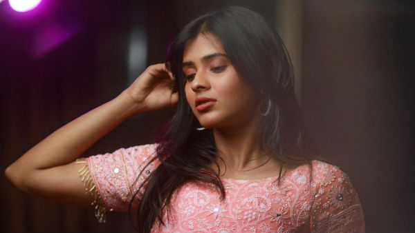 అందాల వడ్డింపు.. ఎంకరేజ్