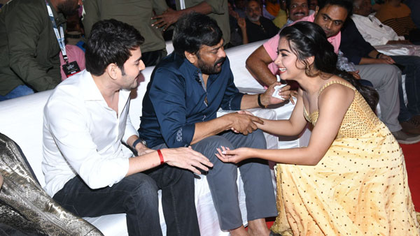 ప్రాంగణం చుట్టూ మెగాస్టార్, సూపర్ స్టార్ భారీ కటౌట్లు