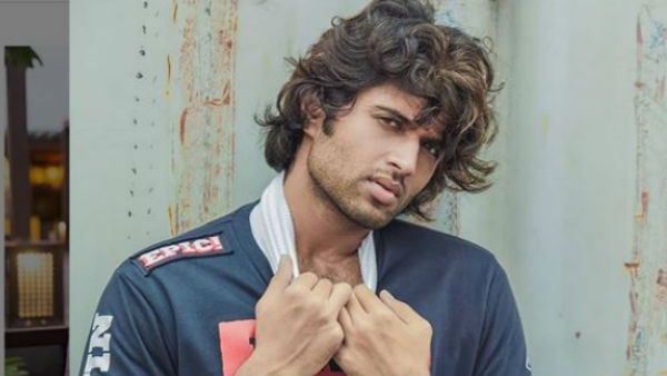 ఒక్కటి కాదు.. ప్రతీది హాట్ టాపిక్కే
