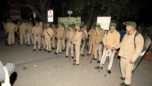 ముసుగులు ధరించిన కొందరు దుండగులు జేఎన్యూ లోకి వచ్చి..