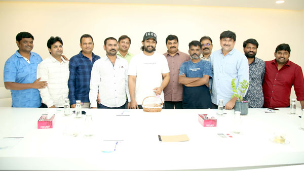 Allu Arjun given 10 lakhs for Film News Caster Association Allu Arjun given 10 lakhs for Film News Caster Association