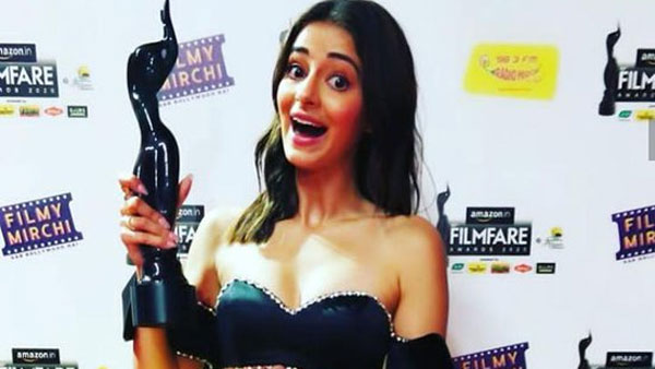 డెబ్యూలో అవార్డులు..