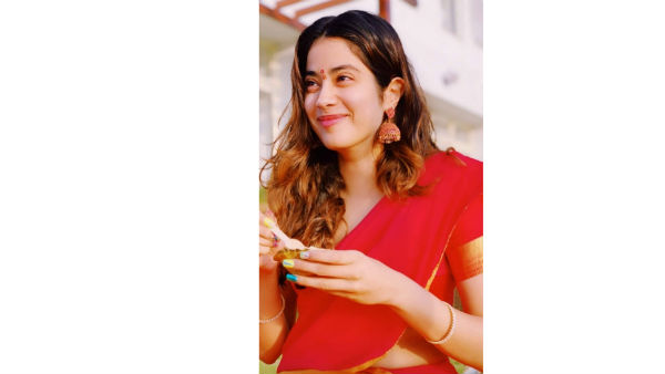 లంగావోణిలో జాన్వీ..