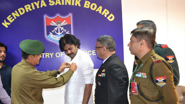 ఆర్మ్డ్ ఫోర్స్ బ్యాడ్జితో..