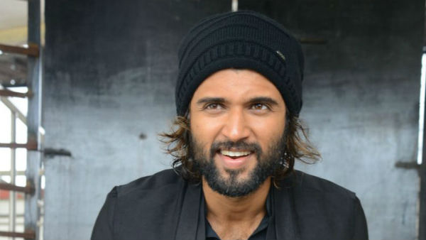 బాల్ గాల్లో ఉంది..