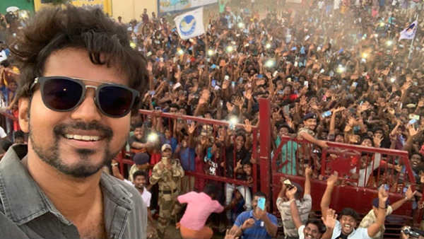అభిమాన గణంతో సెల్ఫీ..
