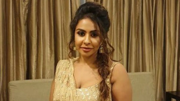 పోలీస్ స్టేషన్లో శ్రీ రెడ్డి.. పెట్రోల్ పోసి తగలబెడతా అంటూ!! మరో సంచలనం
