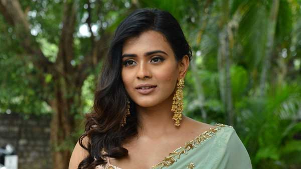 అందాల ఆరబోత.. బయటకు రావాలే గానీ!