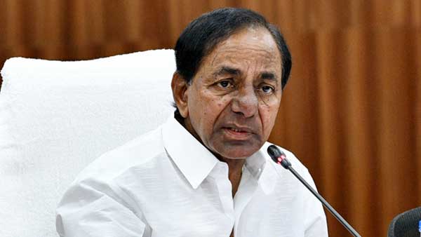 డ్యూటీలో ఉన్న పోలీసులు.. తెలంగాణా సీఎం