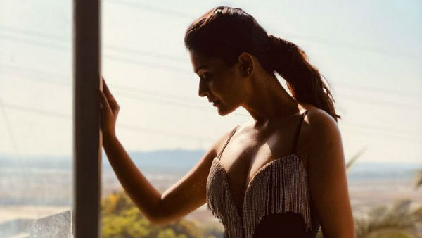 పబ్లిక్ కిస్సులు.. ఆ ప్రదేశంలో అలా!