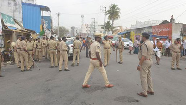 లాఠీకి పనిచెప్పిన పోలీసులు.. అందరూ మిక్స్