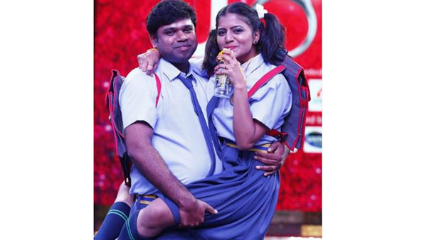 స్కూల్ యూనిఫామ్లో..