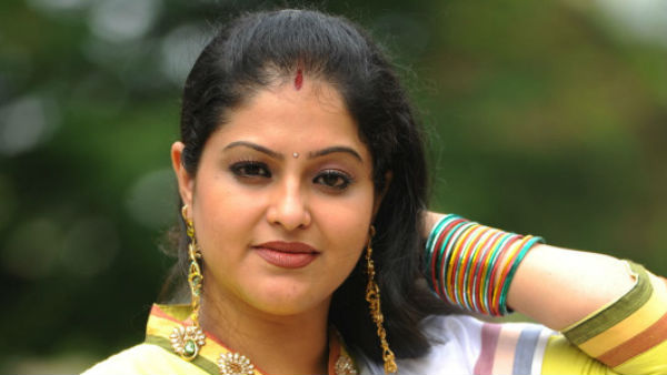 నిజం సినిమాలో రాశి హాట్ రోల్ చేయడానికి కారణమిదే.. డైరెక్టర్ తేజ మోసం చేశాడట!