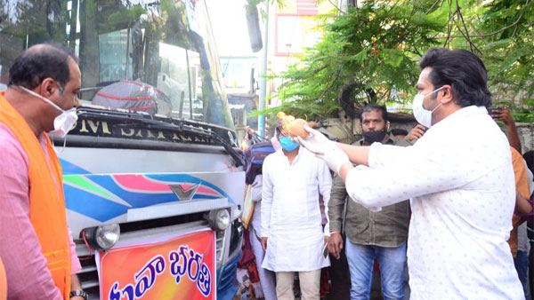 Manchu Manoj Helped To Migrant With Bus Manchu Manoj Helped To Migrant With Bus