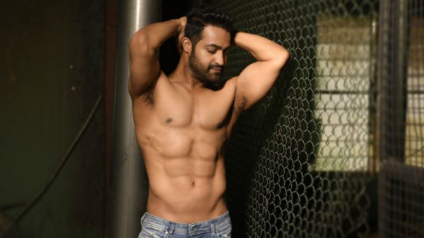 సిక్స్ ప్యాక్తో హల్చల్..