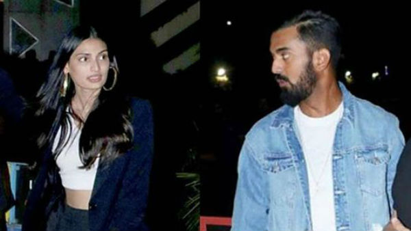 క్రికెటర్స్ తో హీరోయిన్స్..