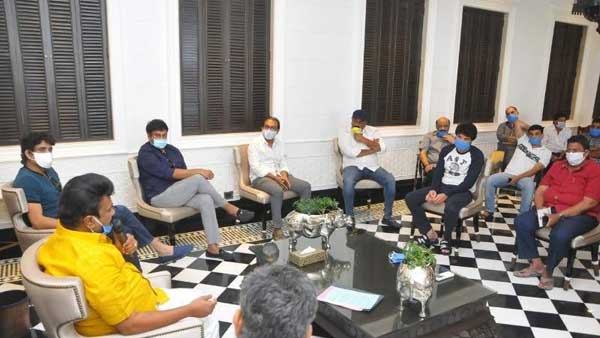 ప్రభుత్వంతో భేటీ..