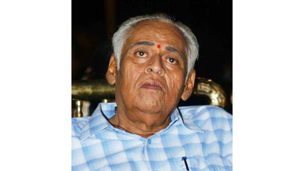 ఆ స్టూడియో వద్ద..