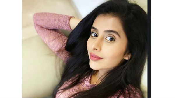 రెడ్ జాకెట్ ధరించి సెల్పీలతో