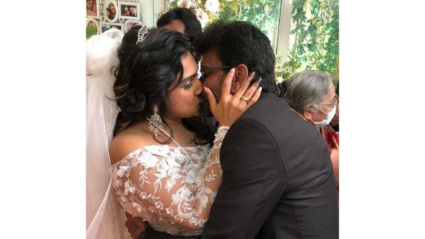 కూతుళ్లను పక్కనే పెట్టుకుని..