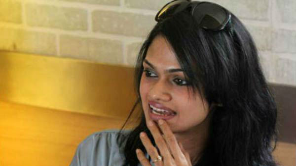 బట్టలు విప్పి..