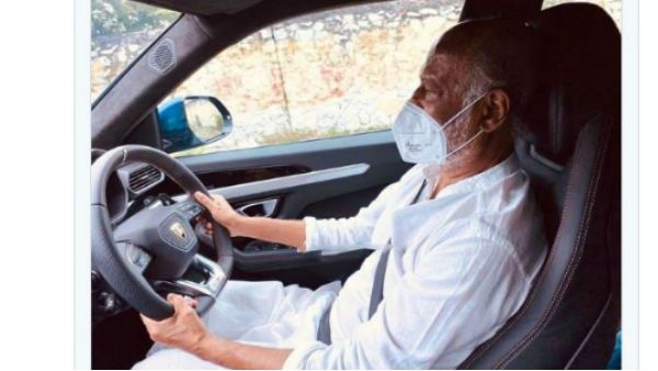 ముఖానికి మాస్క్, సీట్ బెల్ట్ ధరించి