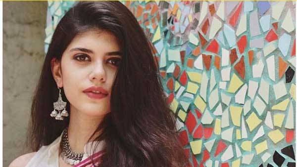 ముంబై ఎయిర్పోర్టు నుంచి