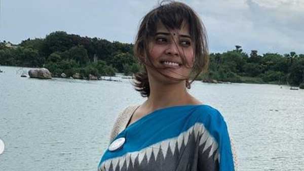 స్కూల్ ఫీజులు కట్టడానికి..