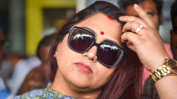 సోషల్ మీడియాలో యాక్టివ్..