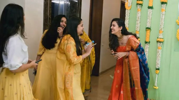 స్నేహితులతో నిహారిక