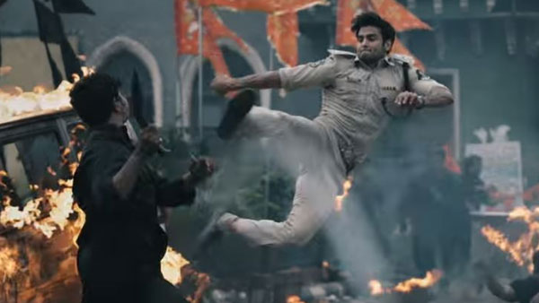 పోలీస్ ఆఫీసర్ పాత్రలో