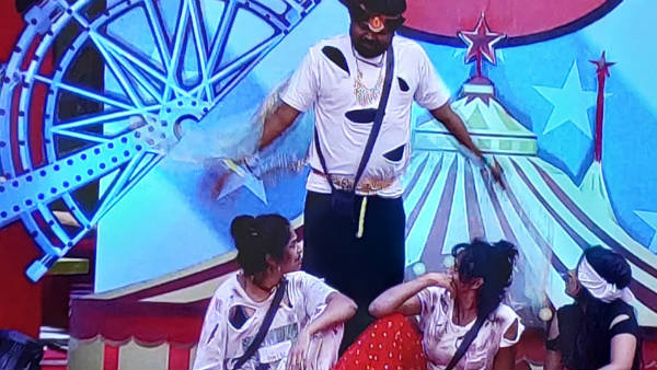 రెండు గ్రూపులు స్కిట్స్