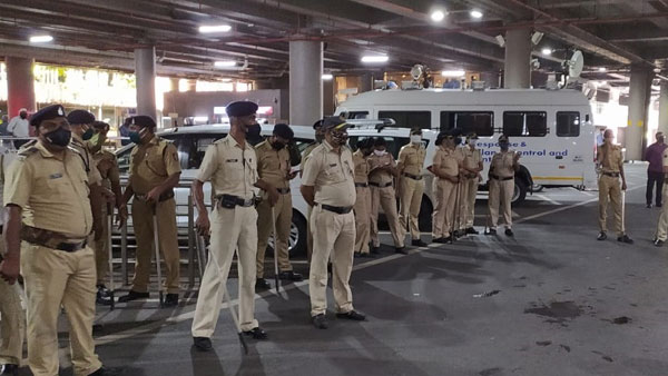 ముందుస్తు జాగ్రత్తగా ఎయిర్పోర్టులో
