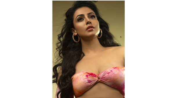 హాట్ క్లివెజ్ షో..