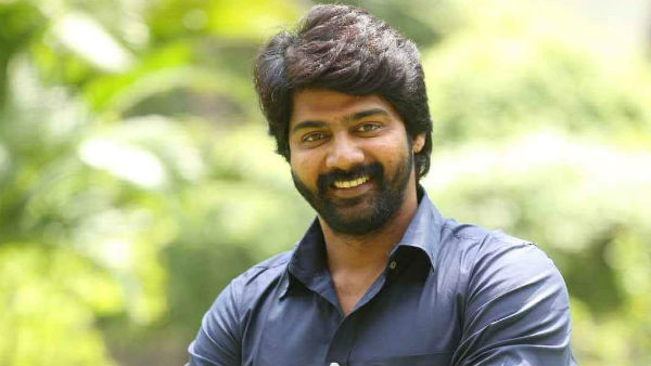 పరీక్ష రాసేటప్పుడు బెంచ్ పై కత్తి..