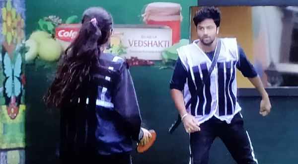 వెల్ ప్రో డ్రస్సులతో కిల్లర్ కాయిన్ టాస్క్
