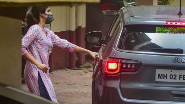 రియా చైయ్యెత్తి జై కొట్టి.. గాలిలోకి ఊపుతూ