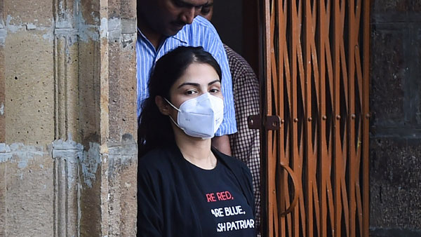 రియా చక్రవర్తి అకౌంట్లపై ఈడీ నజర్