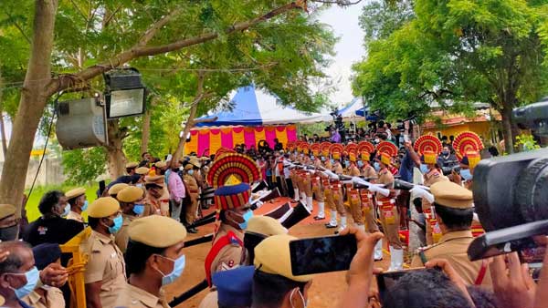 పాడుతా తీయగా బృందం కన్నీటి పర్యంతం