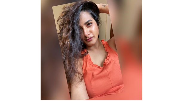 రొటీన్ గా కాకుండా గ్లామర్ ఫోటోలతో పాటు