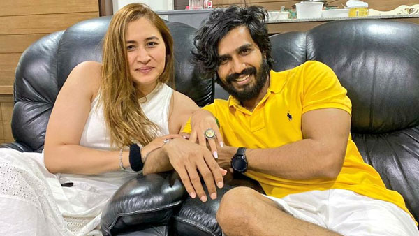 కొద్ది నెలలుగా డేటింగ్ చేస్తూ...