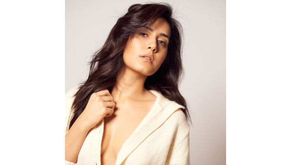 ఘాటు అందాలతో సరికొత్తగా..