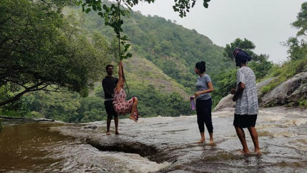 మిడిల్ క్లాస్ స్నేహితులతో..