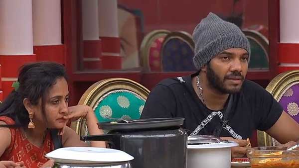 నామినేషన్ ప్రక్రియ తర్వాత కాళ్లుపట్టుకోబోయారు..